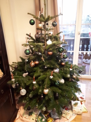 Unser diesjähriger Weihnachtsbaum in dunkelgrün, schwarz, gold.